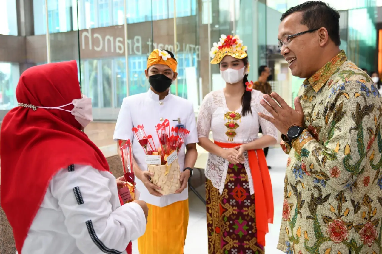 Hari Pelanggan, Direksi...