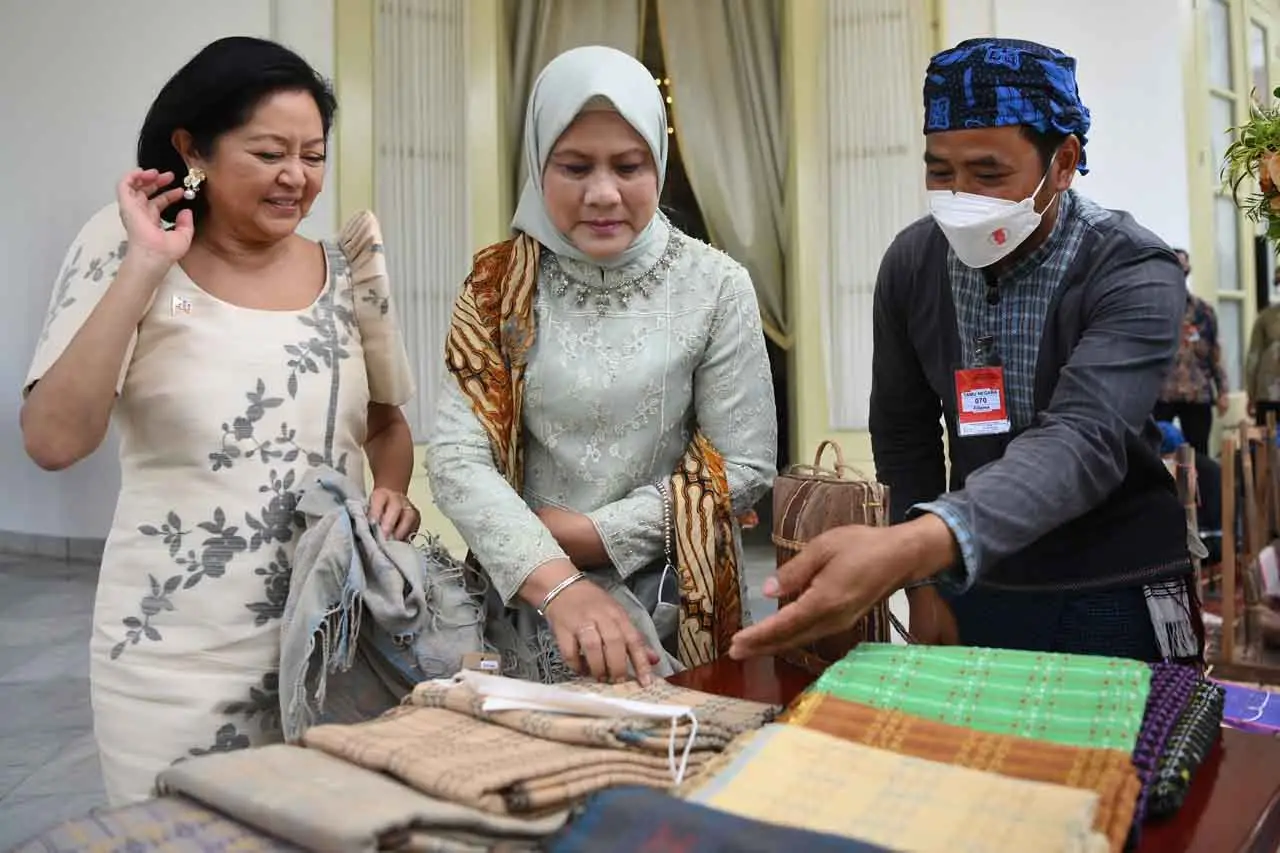 Ibu Negara Iriana Jokowi...