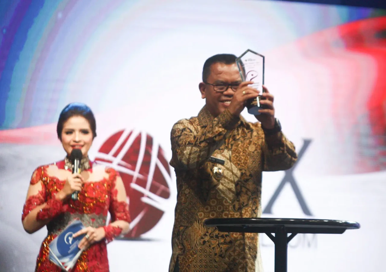 14 Kepala Daerah Raih...
