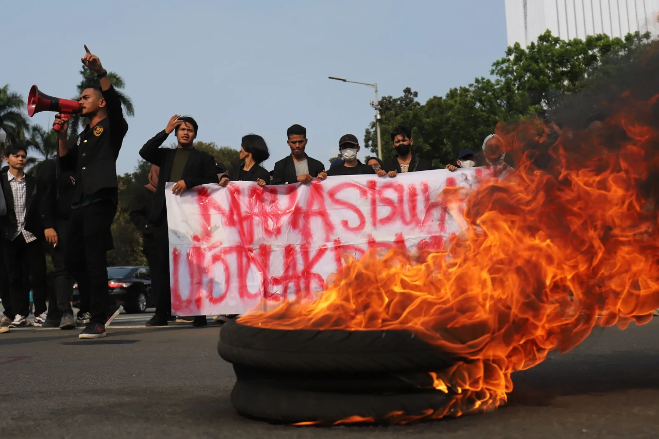 Unjuk Rasa Mahasiswa...