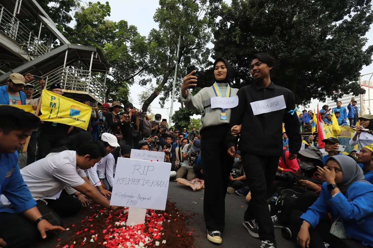 Unjuk Rasa Mahasiswa...