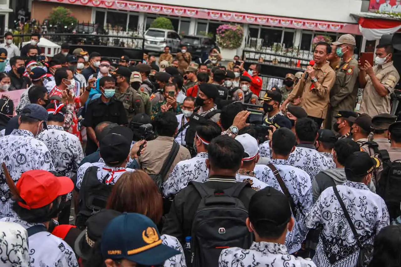 Unjuk Rasa Guru Bersertifikasi...