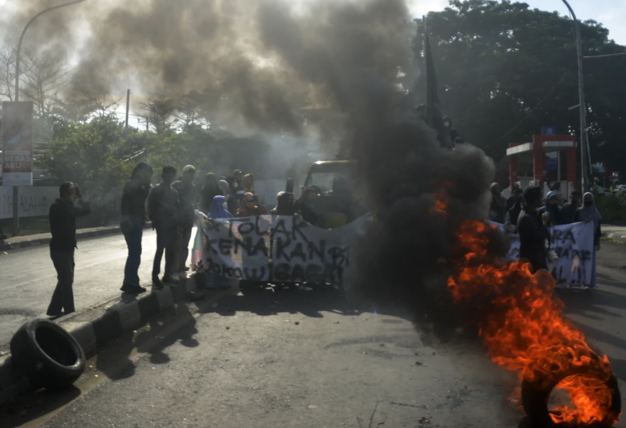 Tolak Kenaikan Harga...