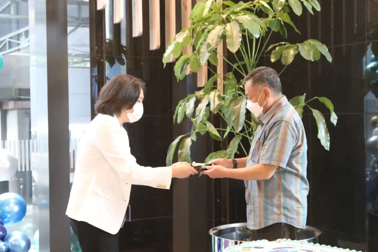 Rayakan HUT ke-49, Bank...