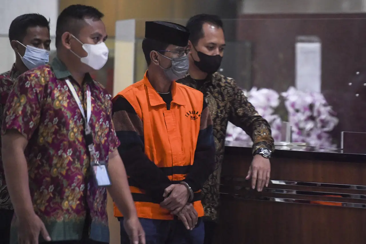 KPK Tahan Penyuap Mantan...