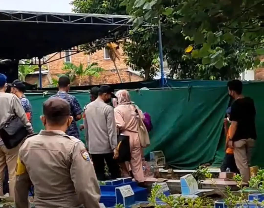 Begini Suasana Makam...