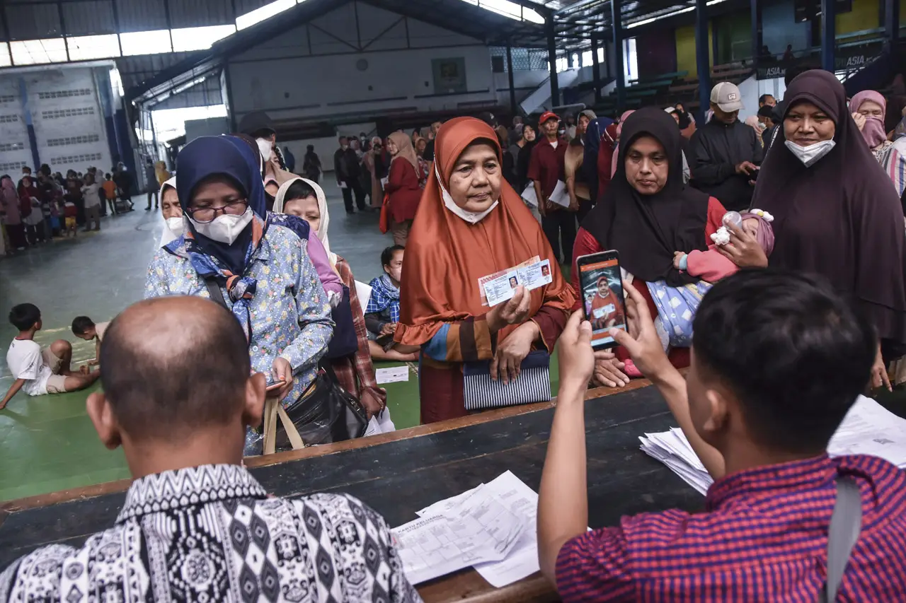 Antrean Pencairan Bantuan...