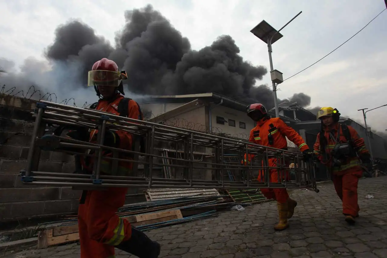 Kebakaran Gudang Lampu...