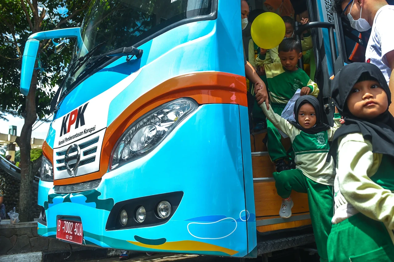 Kampanyekan Anti Korupsi,...