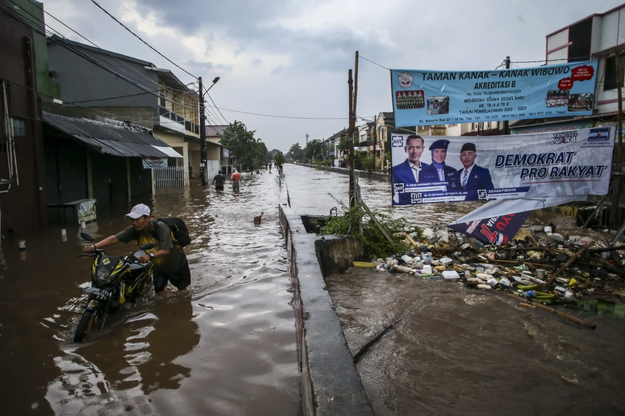 Banjir Rendam Perumahan...