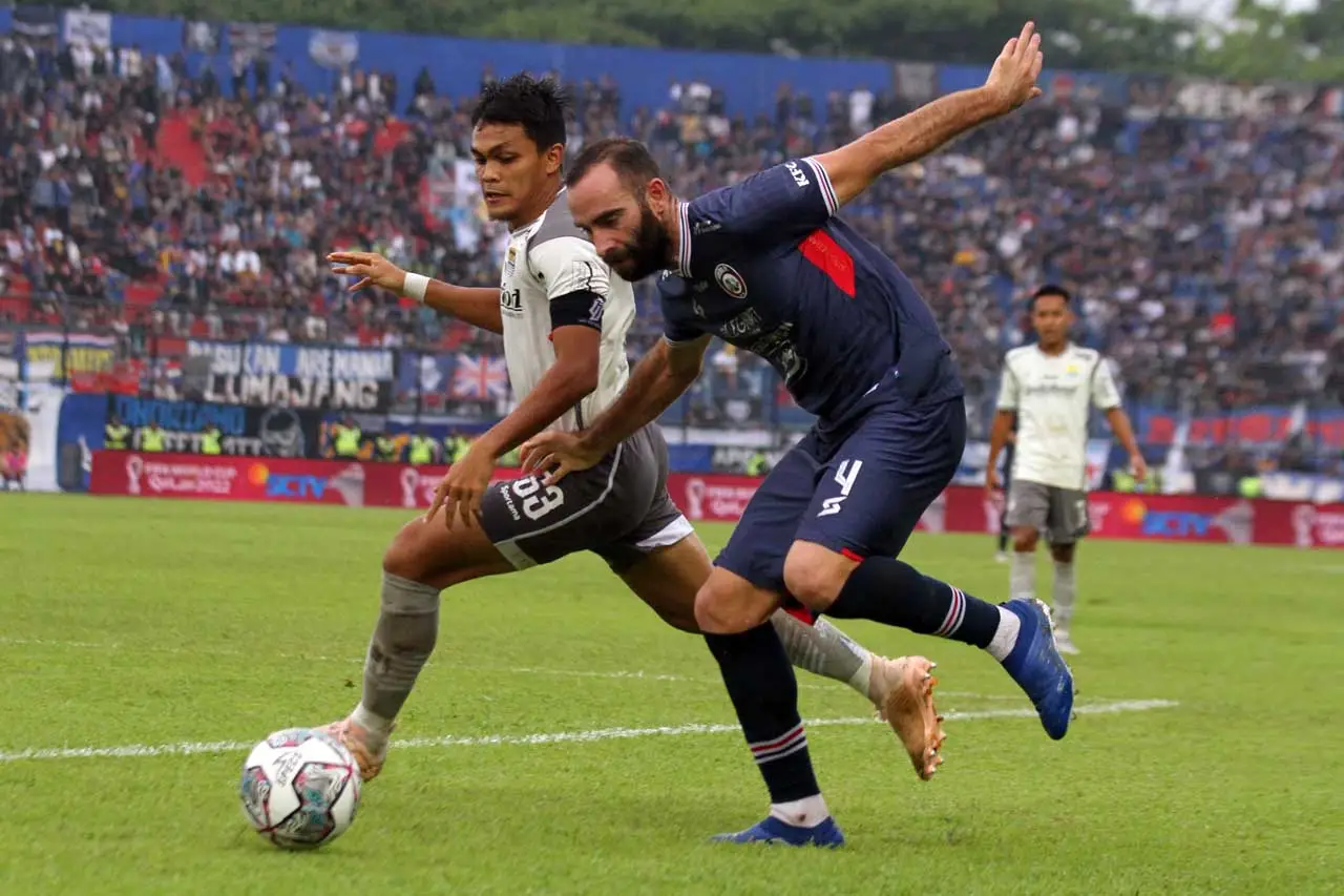 Menang 2-1, Persib Permalukan...