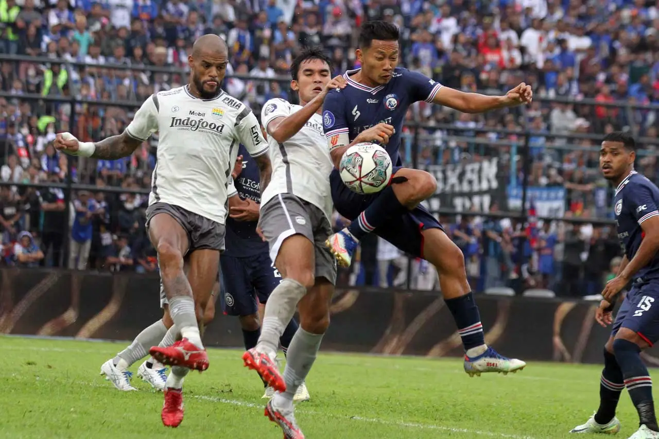 Menang 2-1, Persib Permalukan...