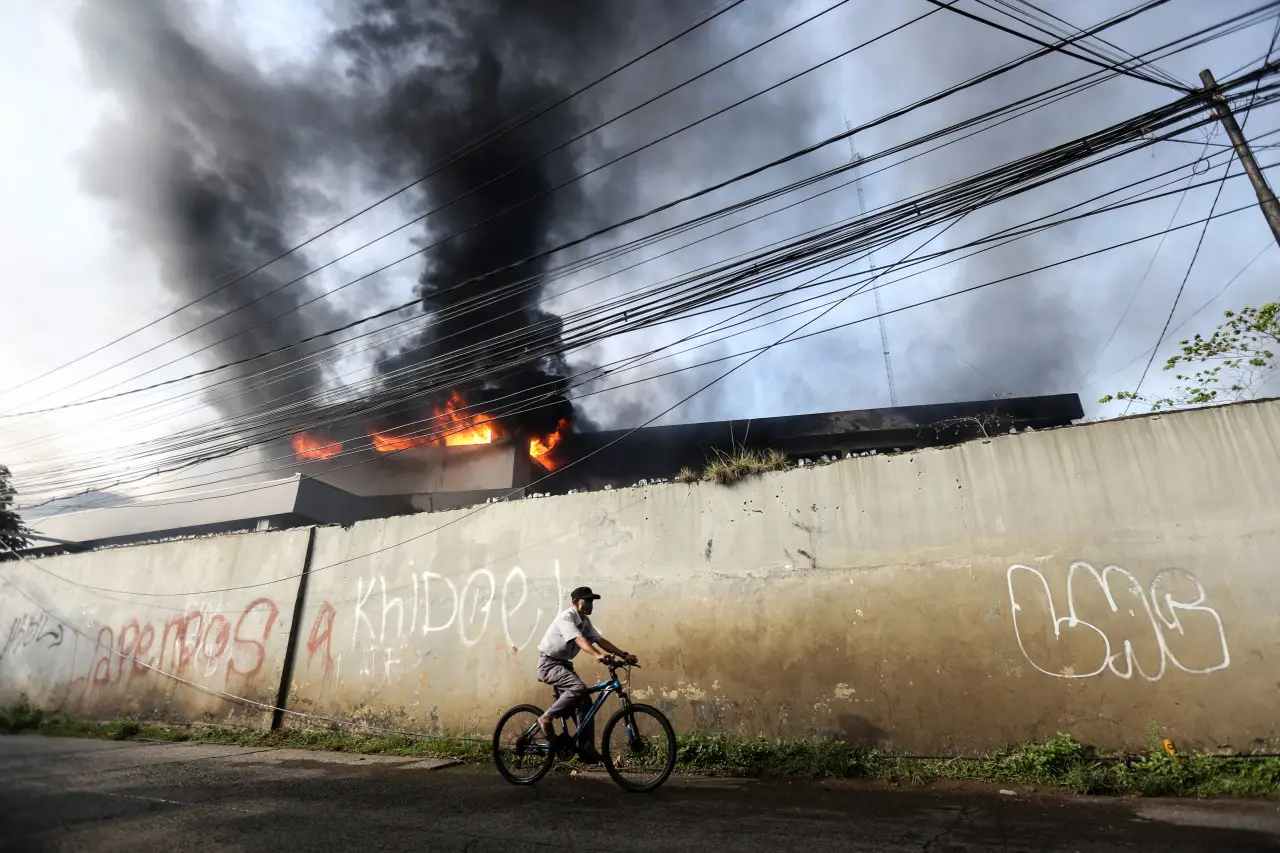 Kebakaran Dahsyat Lalap...
