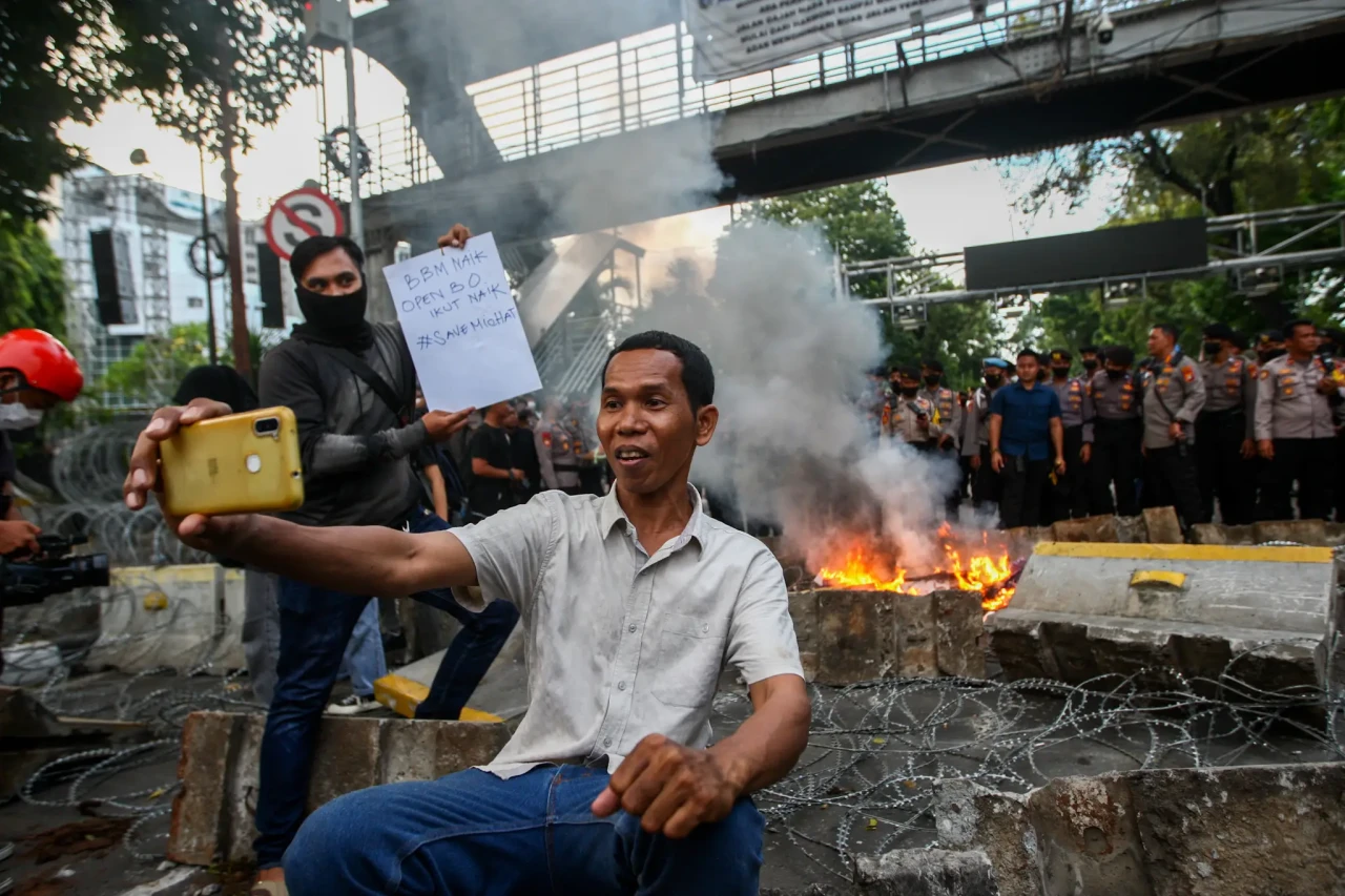 Kocak, Pria Ini Asik...