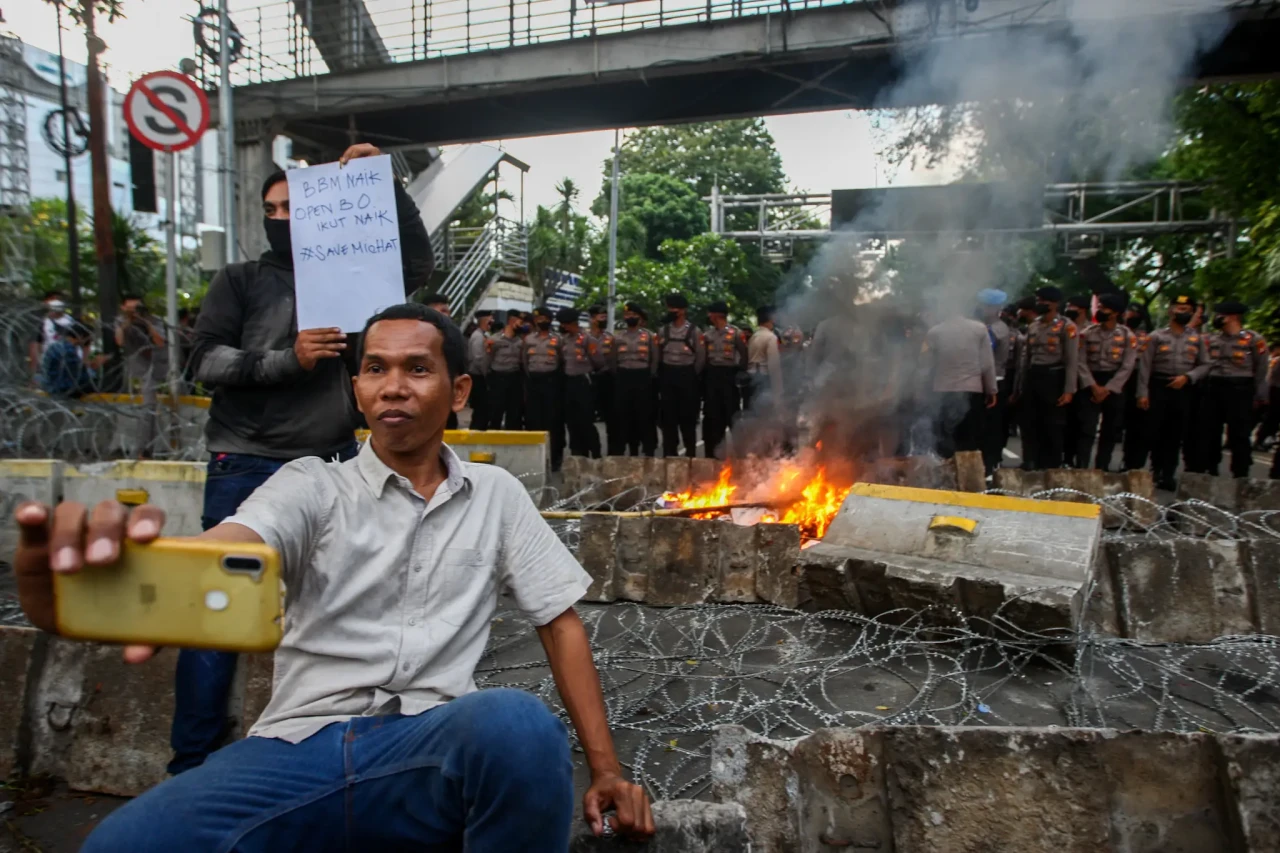 Kocak, Pria Ini Asik...