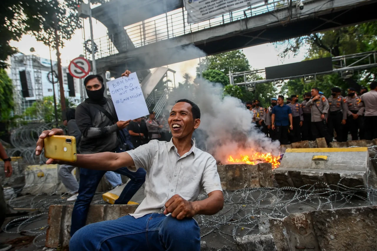 Kocak, Pria Ini Asik...
