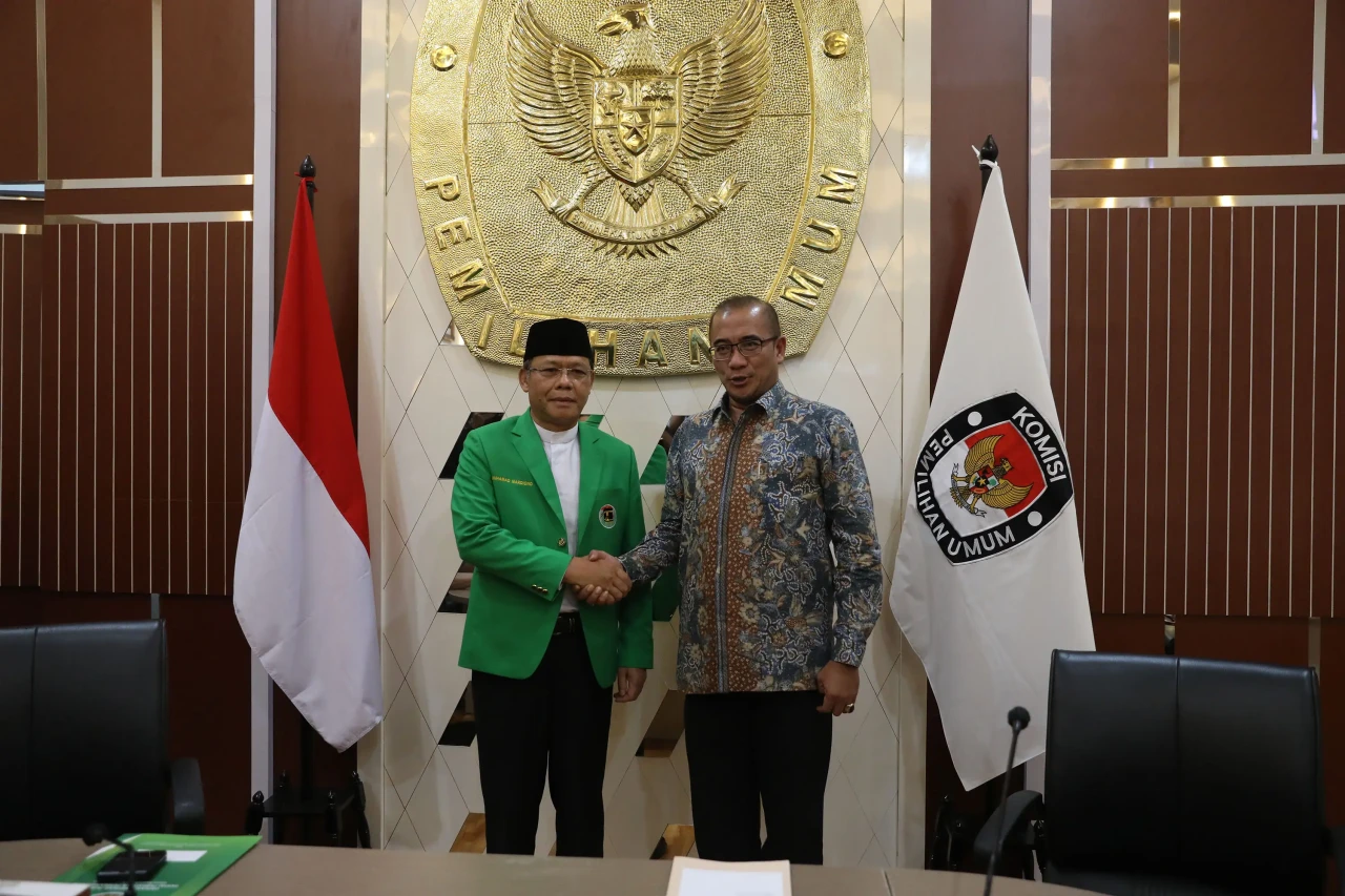 Penyerahan SK Plt Ketua...