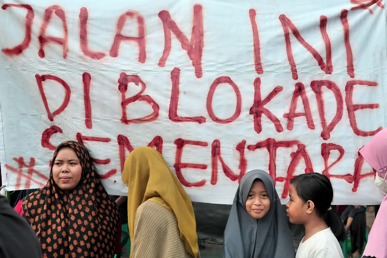 Aksi Blokir Jalan di...