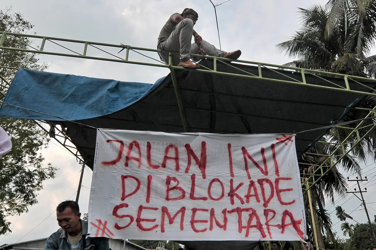 Aksi Blokir Jalan di...
