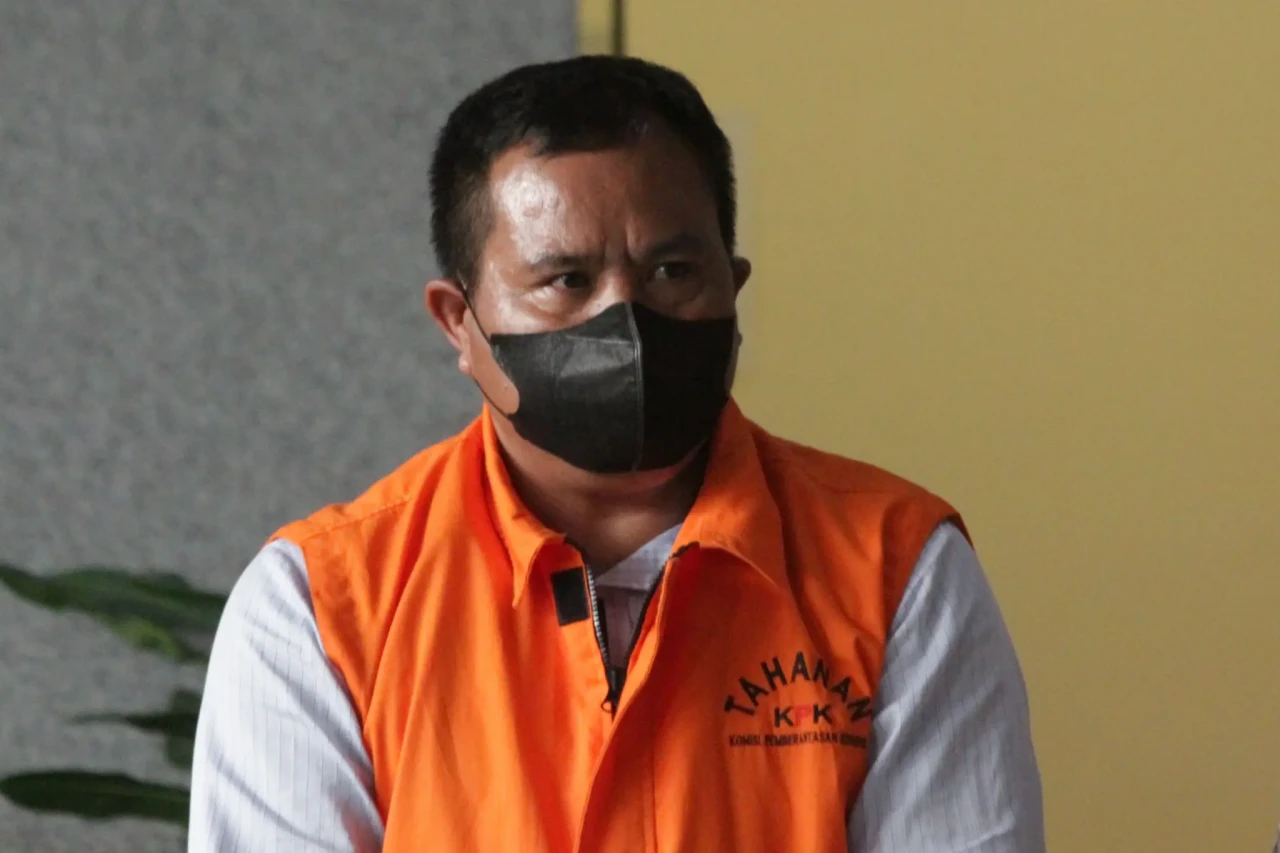 KPK Tahan Penyuap Bupati...