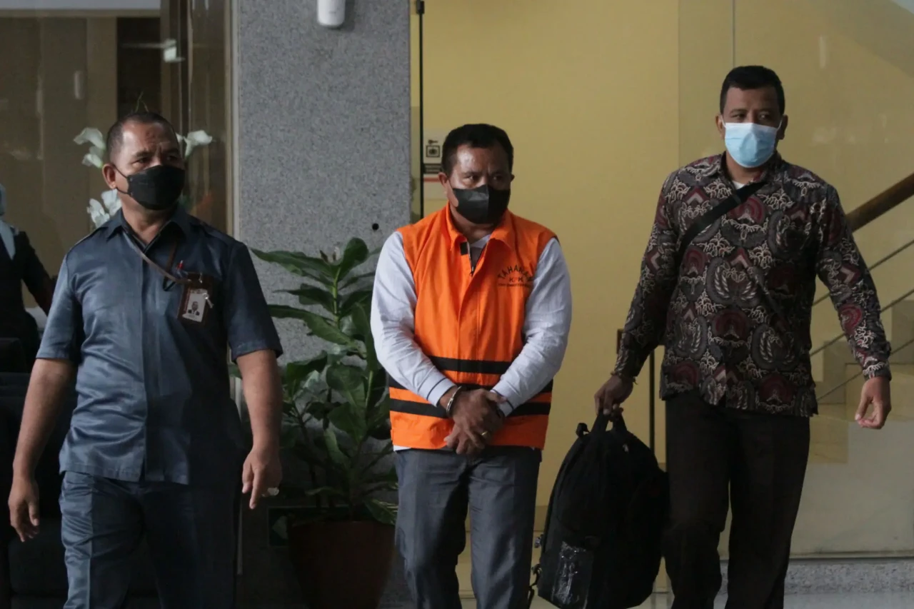 KPK Tahan Penyuap Bupati...