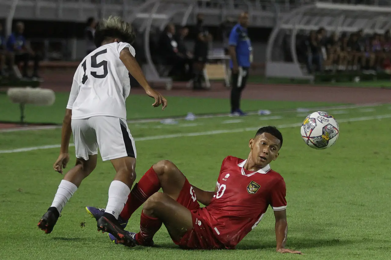 Hokky Caraka Cetak Hat-trick,...