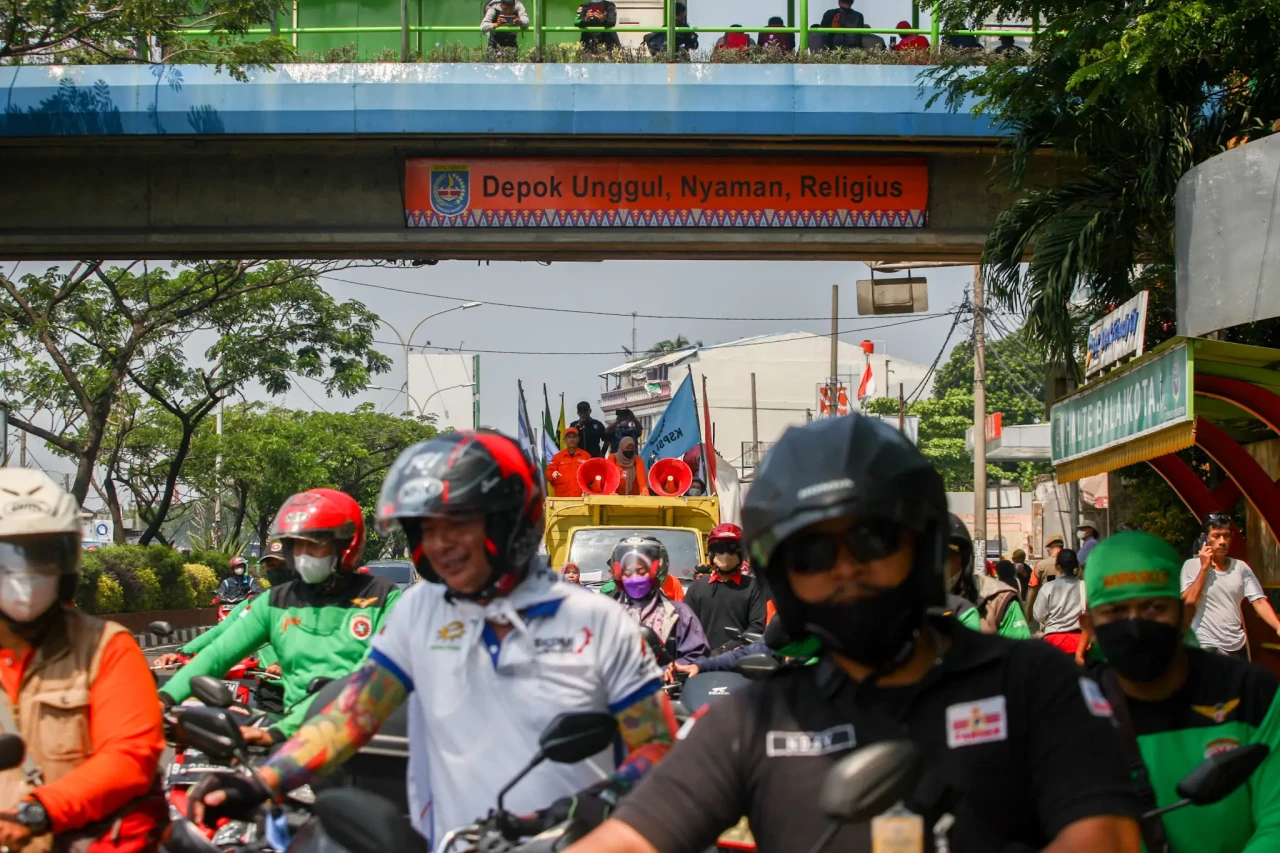 700 Buruh Gelar Aksi...