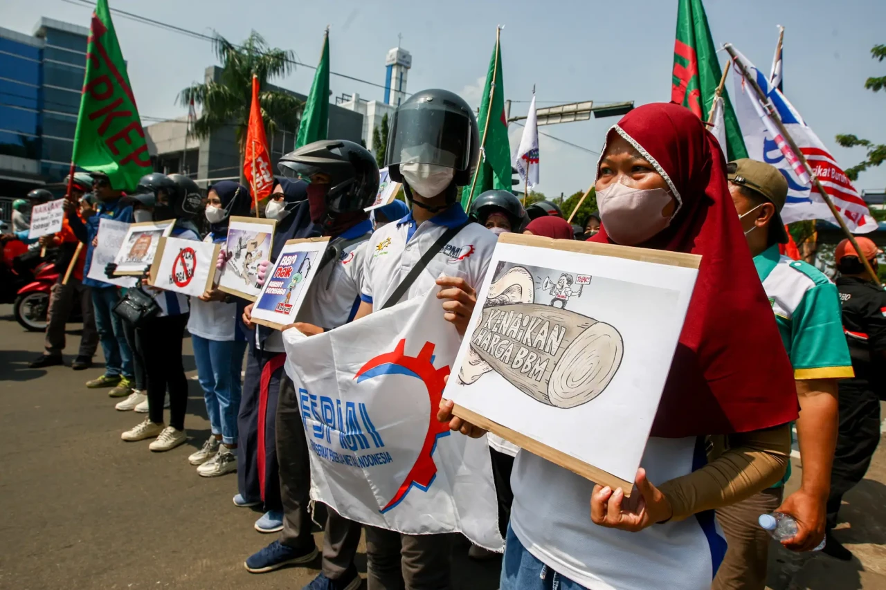 700 Buruh Gelar Aksi...