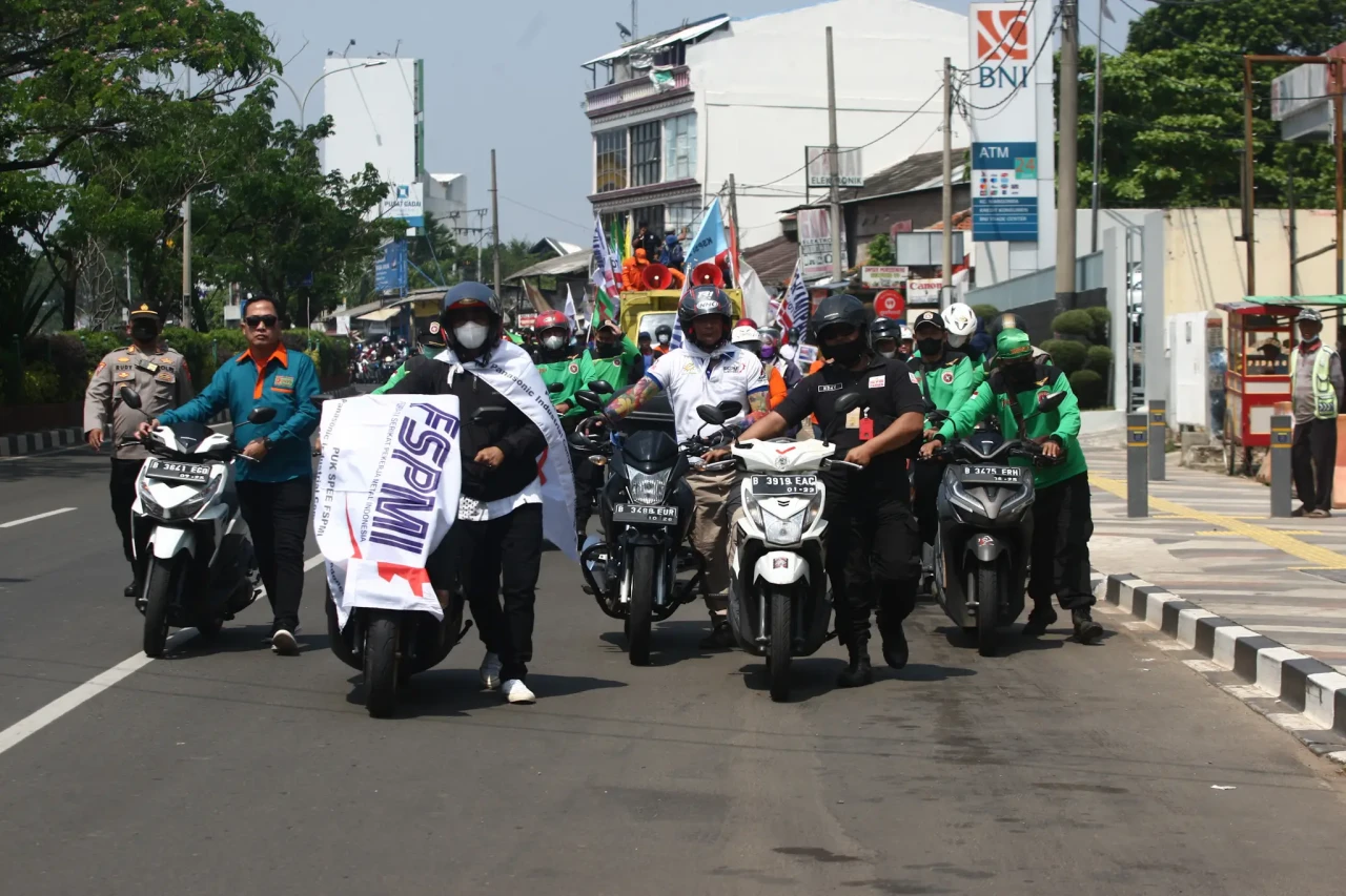 700 Buruh Gelar Aksi...