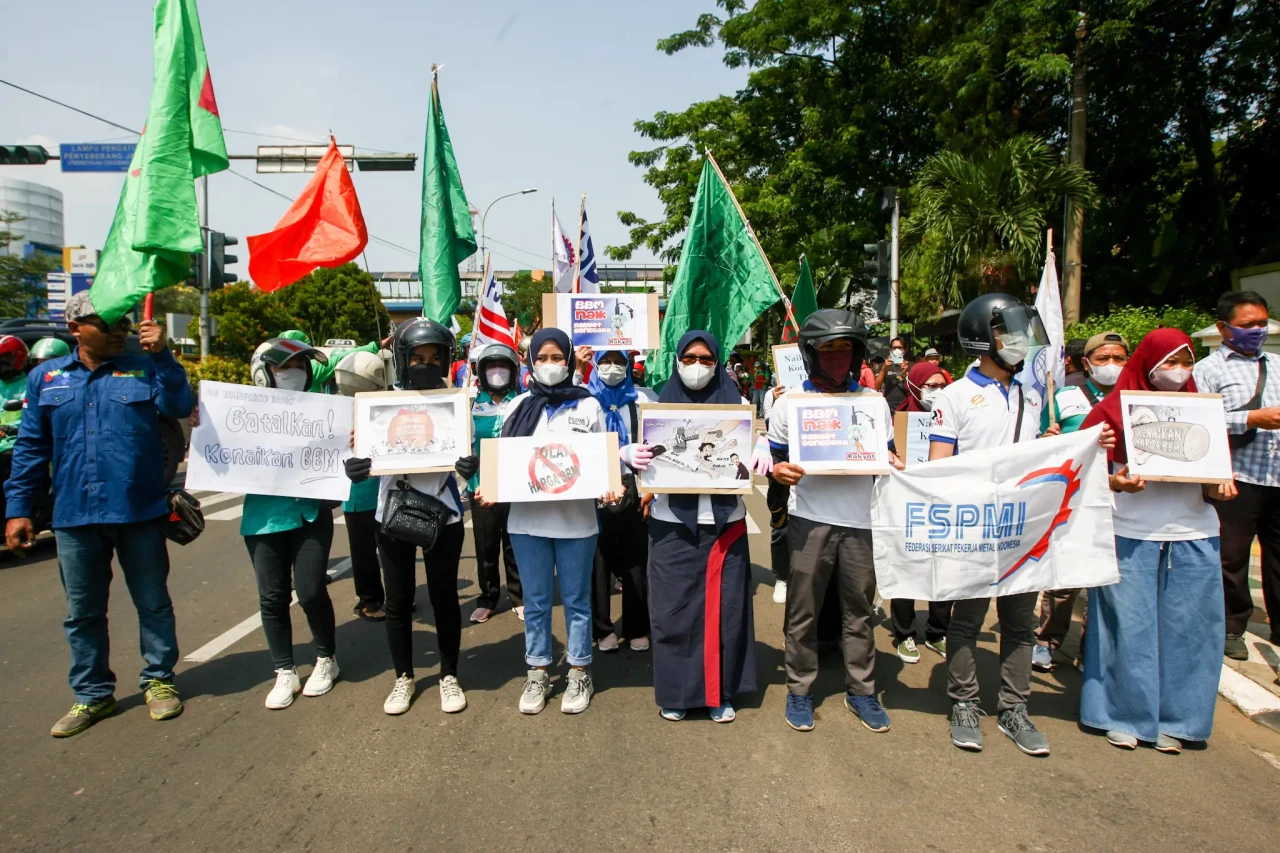700 Buruh Gelar Aksi...