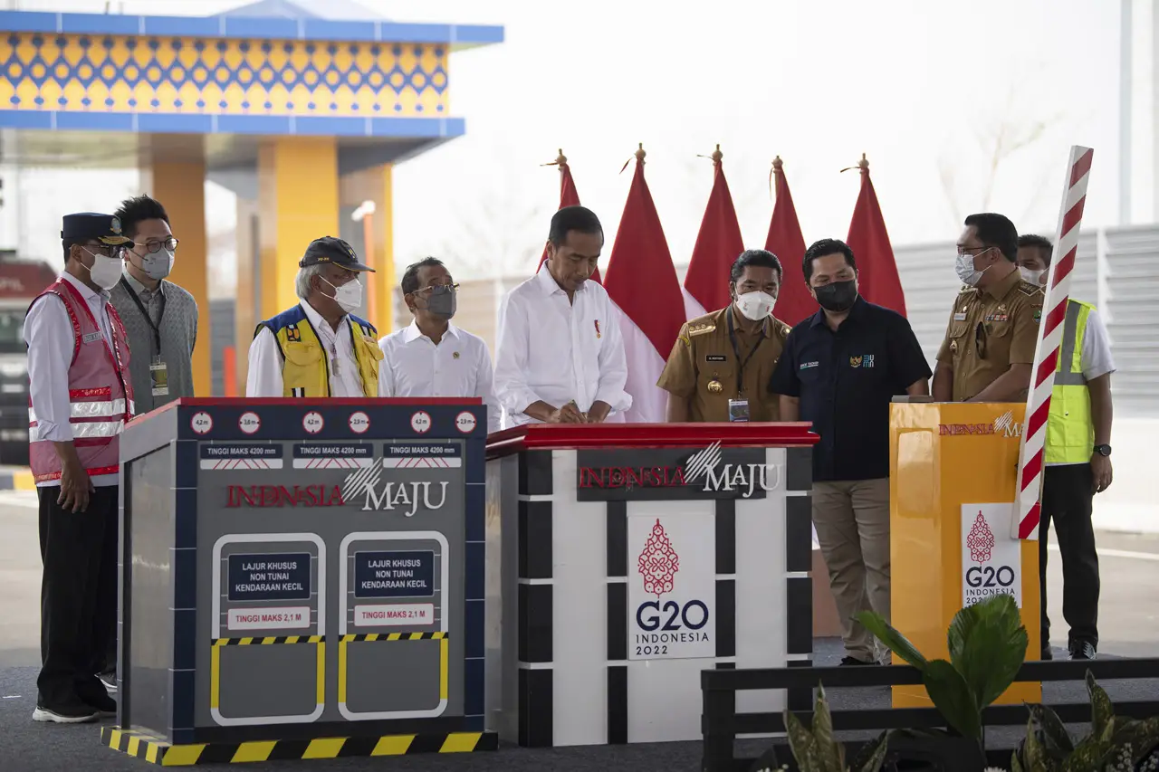 Presiden Jokowi Resmikan...