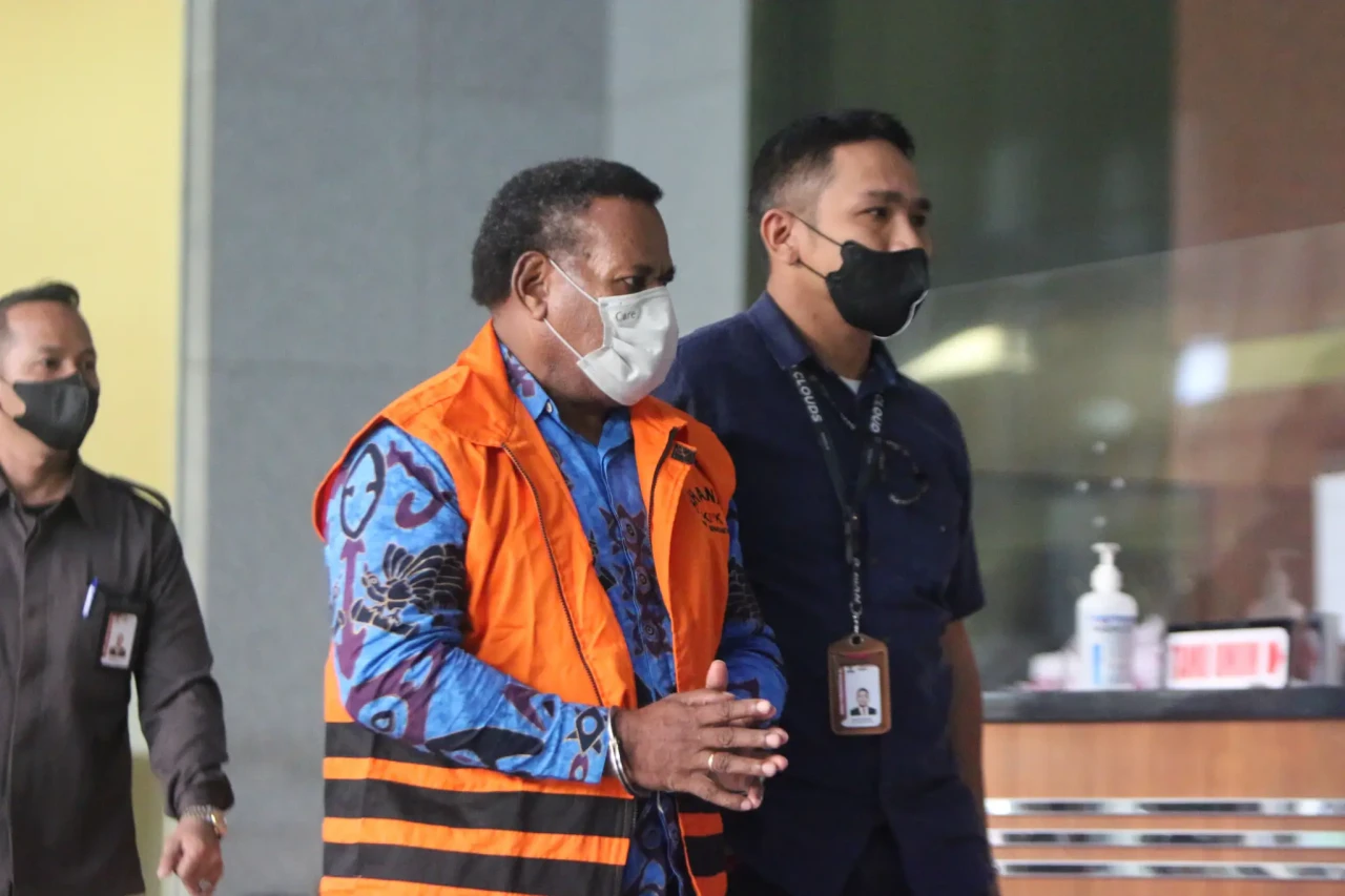KPK Tahan Tersangka...