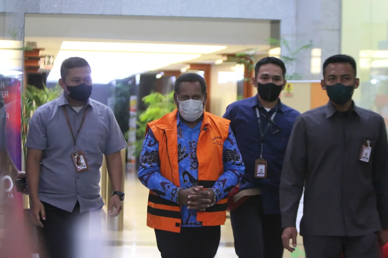 KPK Tahan Tersangka...