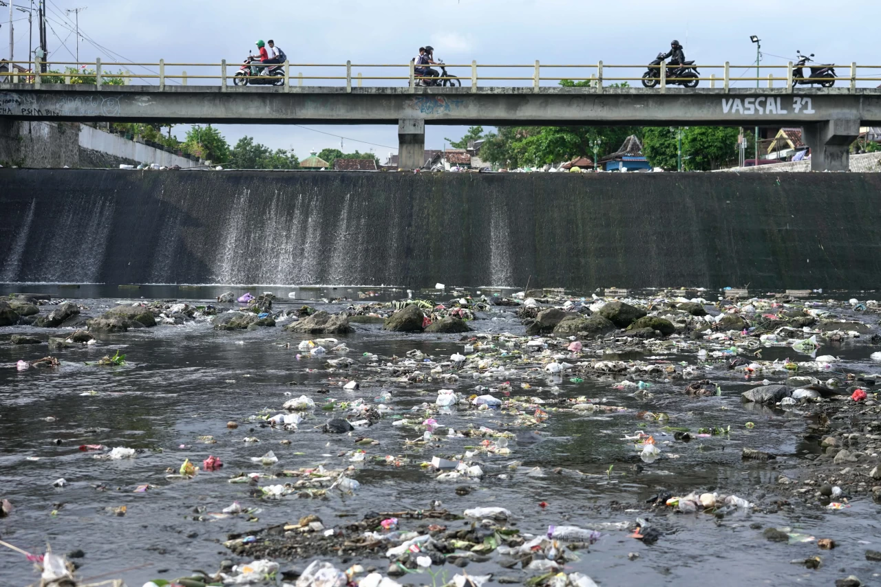 Sampah di Sungai Code...