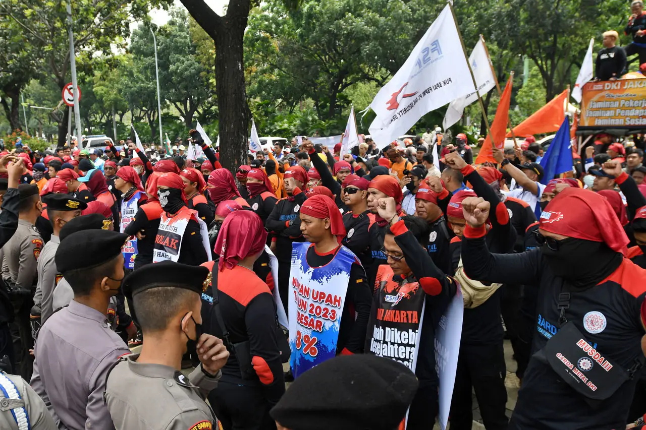 Buruh Jakarta Tuntut...
