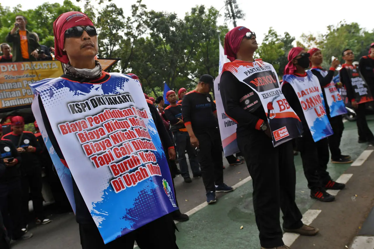 Buruh Jakarta Tuntut...