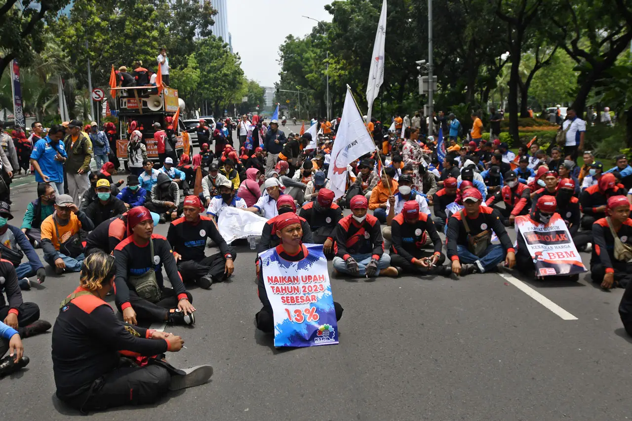 Buruh Jakarta Tuntut...