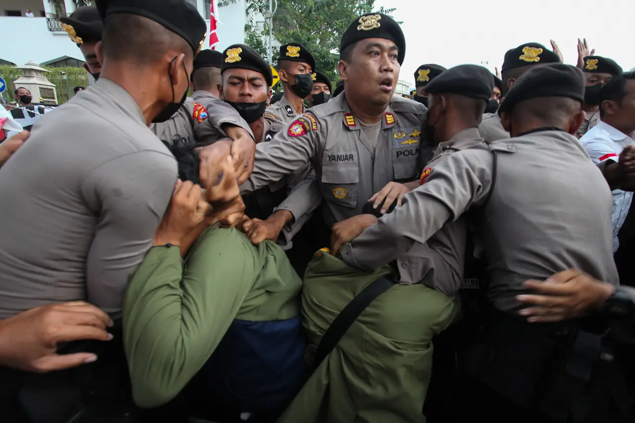Kericuhan Unjuk Rasa...