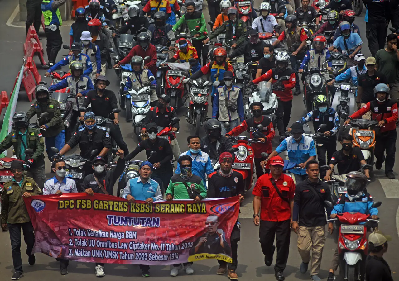 Ribuan Buruh Gelar Unjuk...