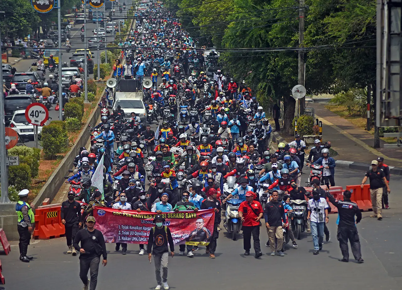 Ribuan Buruh Gelar Unjuk...