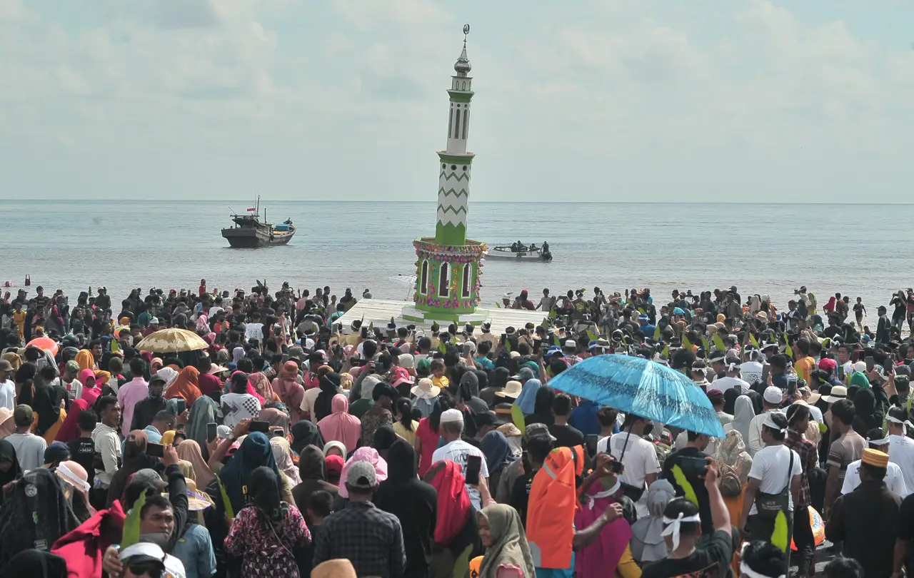 Melihat Tradisi Mandi...