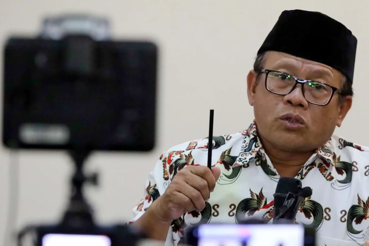 Tidak Cukup Dibubarkan,...