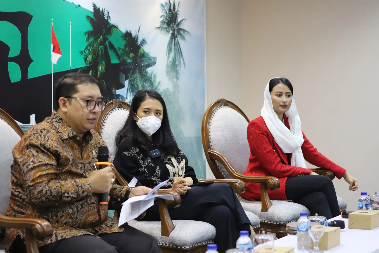 Diskusi Dialektika Bahas...