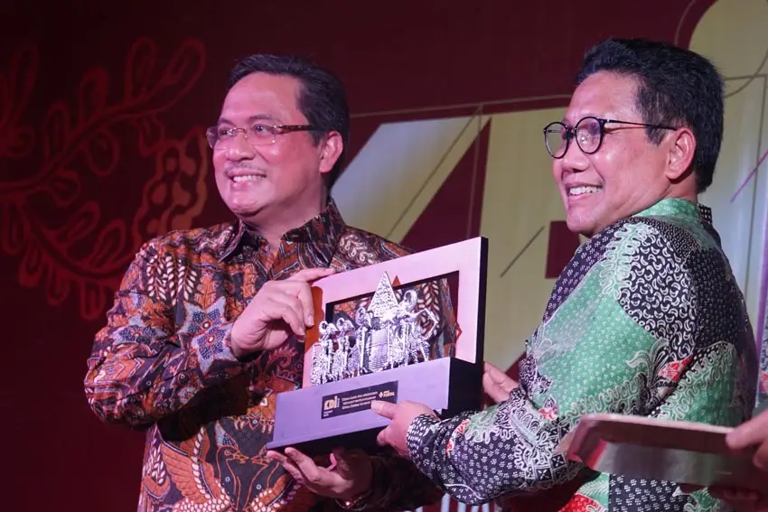 Tujuh Gubernur Raih...