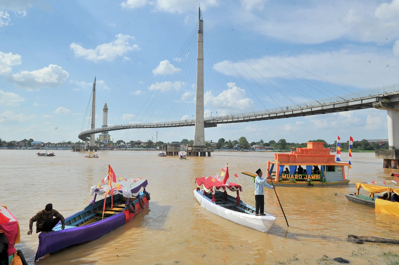Parade Perahu Hias Festival...