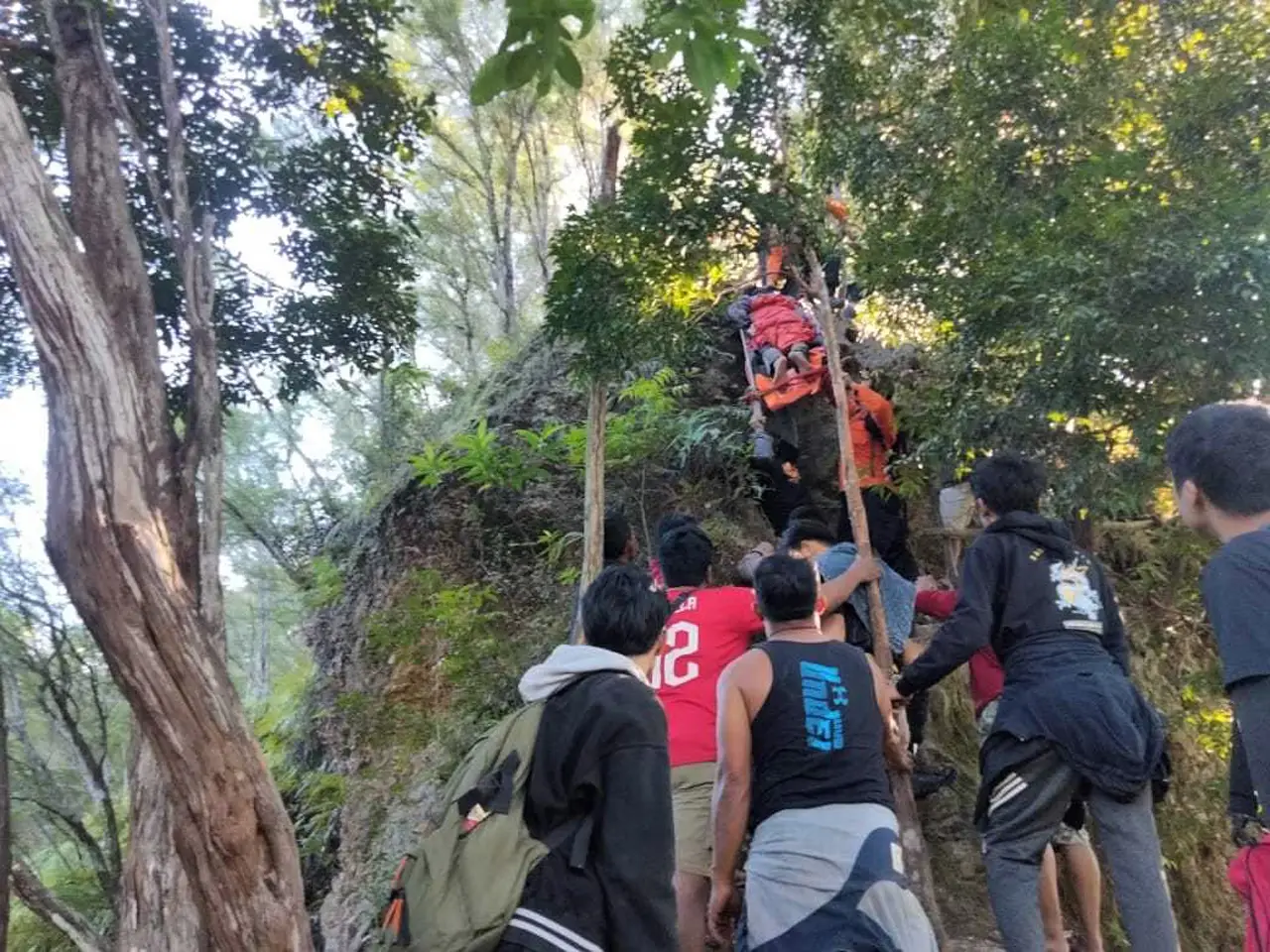 Evakuasi Pendaki Gunung...