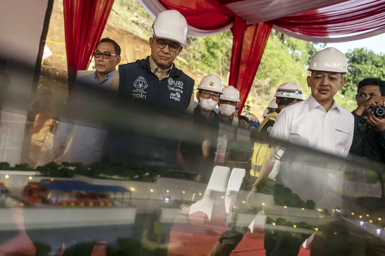 Anies Baswedan Tinjau...