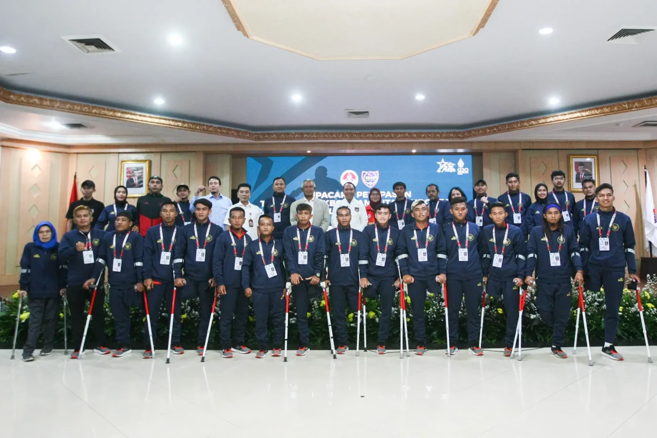 Menpora Lepas Timnas...