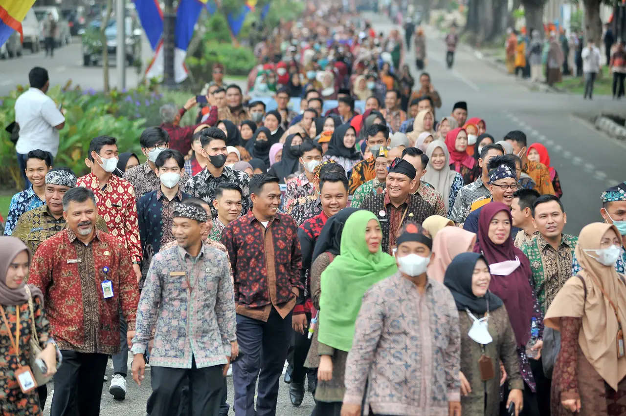 Rekor MURI Mengenakan...