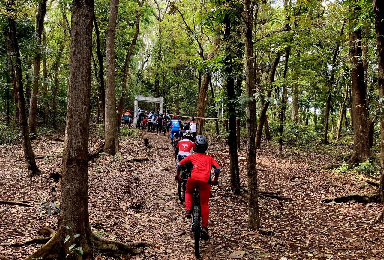 Ratusan Pesepeda MTB...